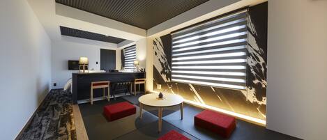 Habitación estándar (Japanese, Family) | Caja de seguridad en la habitación, escritorio y cortinas blackout