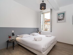 2 habitaciones, tabla de planchar con plancha, cuna de viaje y wifi 