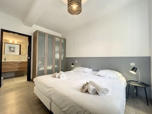 2 bedrooms, iron/ironing board, travel cot, WiFi