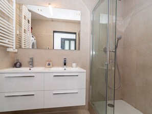 Shower, hair dryer, towels - 5 mns Palais in Cannes heart of town 2 BR Fully renovated - Olam Properties (Cannes)