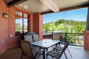 Outdoor dining - River View Villa, AC! Luxury Downtown Condo with 2 Large Decks with Views, 2 Garage Parking Spots! (Steamboat Springs)