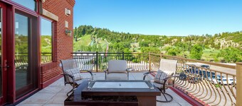 River View Villa, Downtown Luxury Condo with Views, 2 Garage Parking Spots