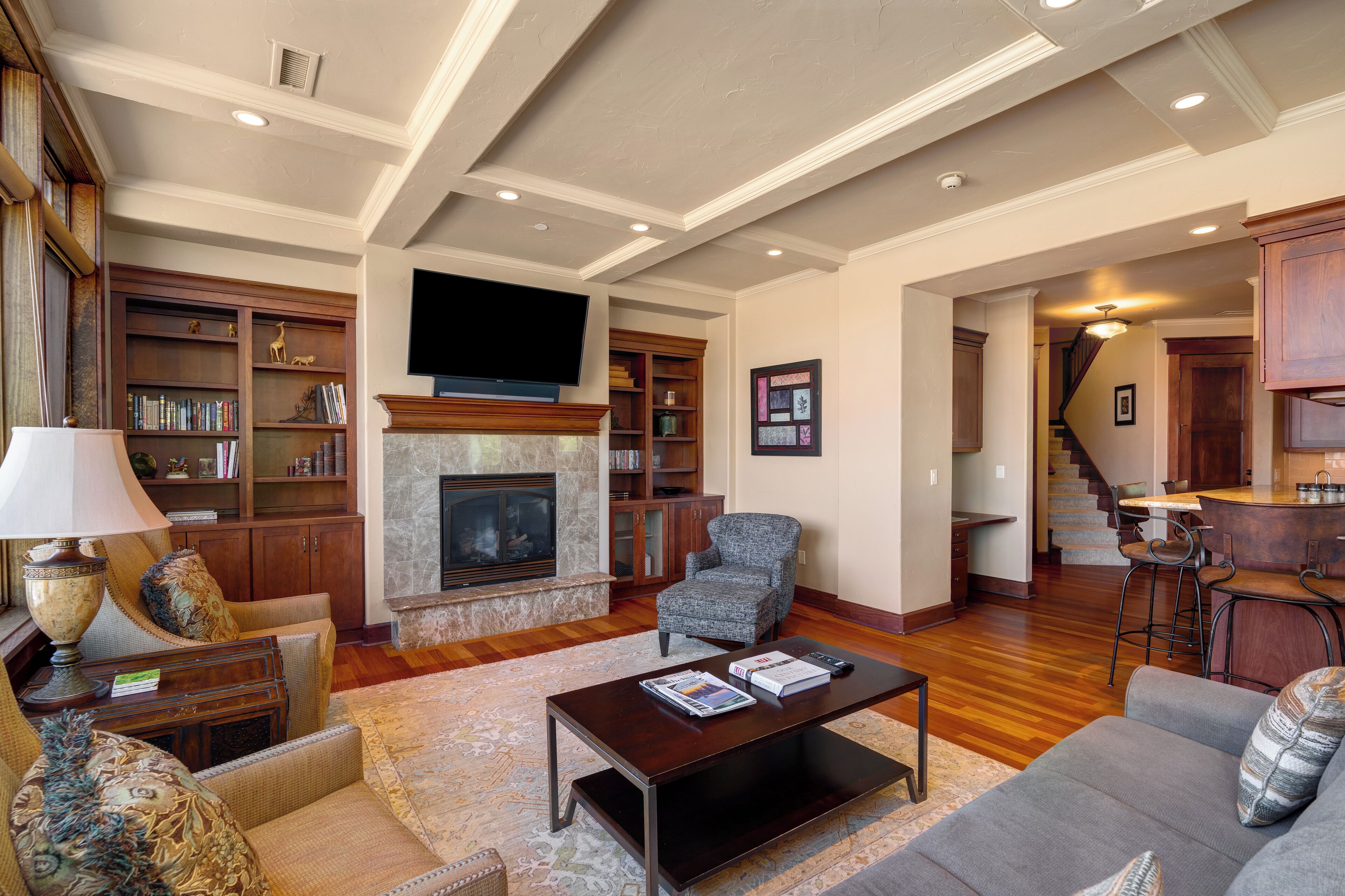 Televisión, chimenea, reproductor de DVD, videoteca