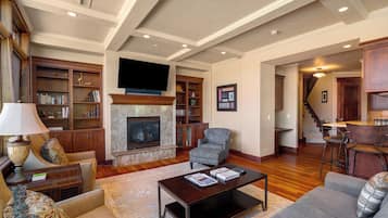 Televisión, chimenea, reproductor de DVD, videoteca