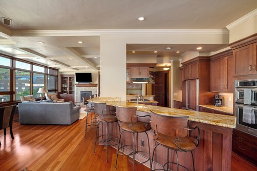 River View Villa, Downtown Luxury Condo with Views, 2 Garage Parking Spots