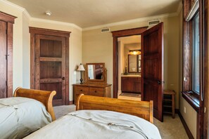 3 bedrooms, iron/ironing board, free WiFi, bed sheets - River View Villa, AC! Luxury Downtown Condo with 2 Large Decks with Views, 2 Garage Parking Spots! (Steamboat Springs)