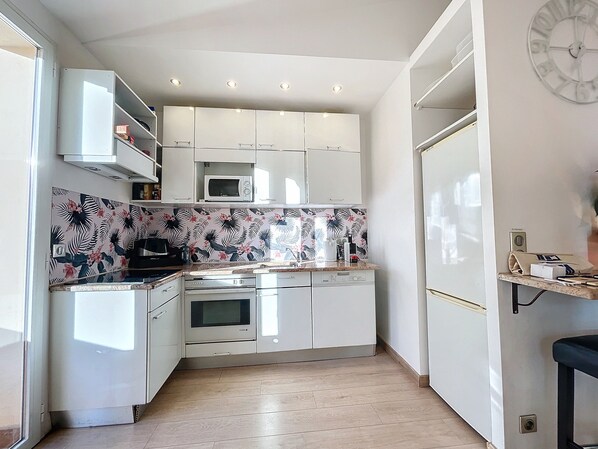 Réfrigérateur, micro-ondes, four, lave-vaisselle