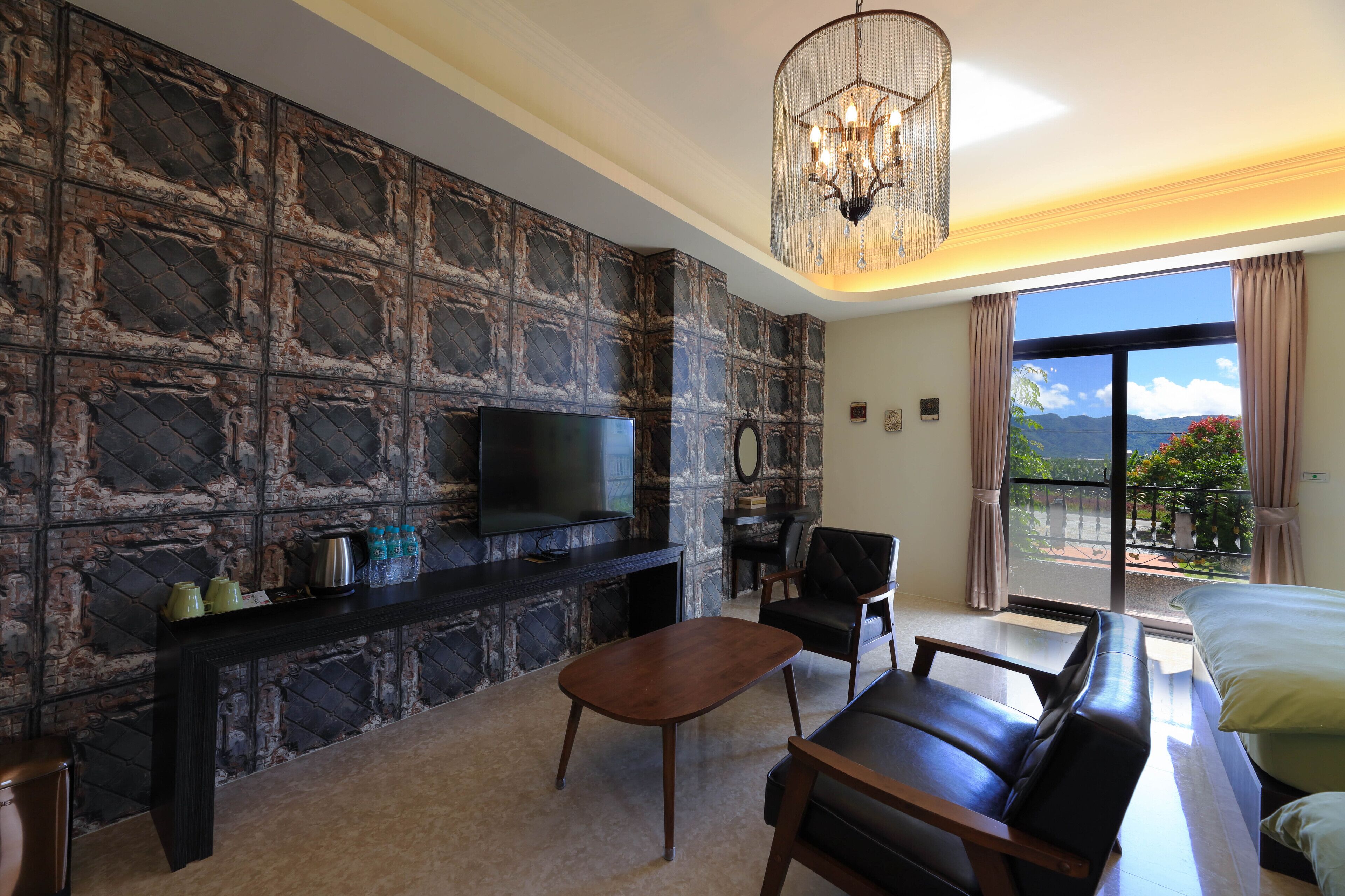 Habitación cuádruple | Escritorio, cortinas blackout y tabla de planchar con plancha 