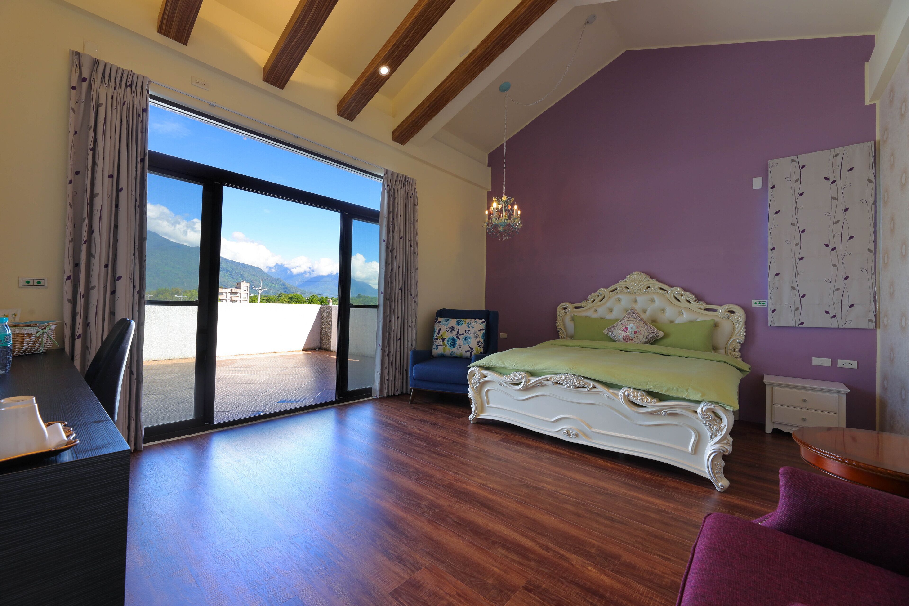 Habitación doble Deluxe | Escritorio, cortinas blackout y tabla de planchar con plancha 