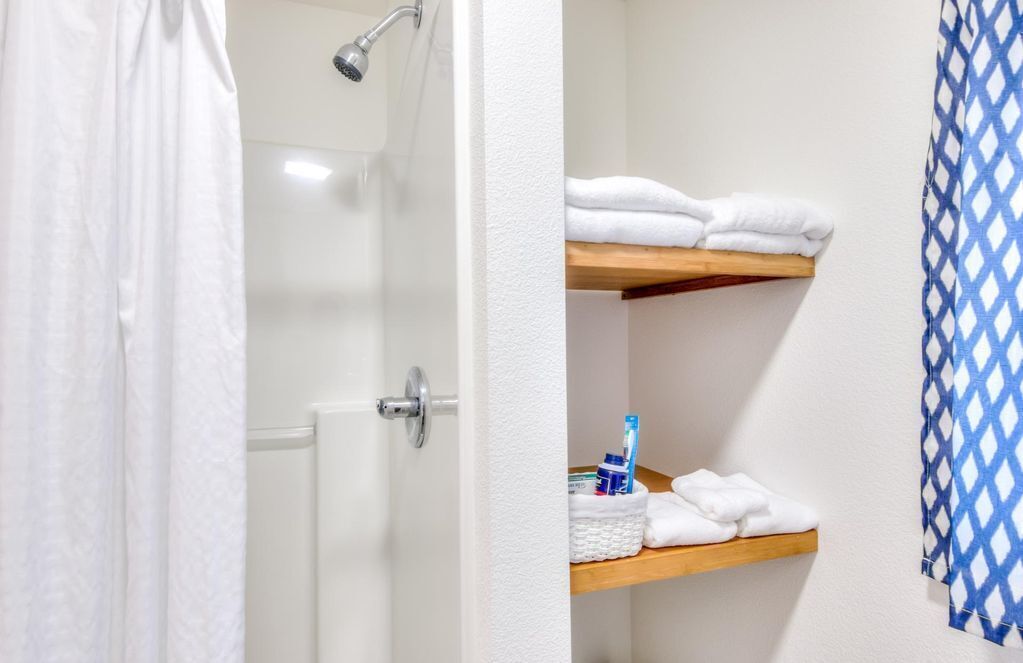 Shower, towels