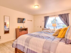 WiFi, bed sheets - W5 – The Fin - The Whale Inn | Cozy Coastal Studio (Depoe Bay)