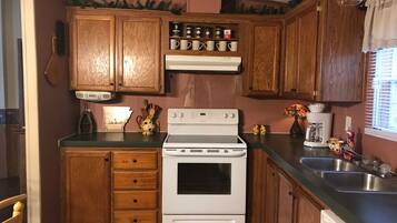 Microondas, lavavajillas, cafetera y tetera y utensilios de cocina