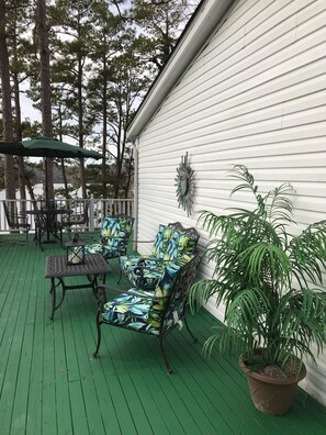 Outdoor dining - Harrods Hideaway on Lake Norrell , Arkansas (sleeps 6) (Alexander)