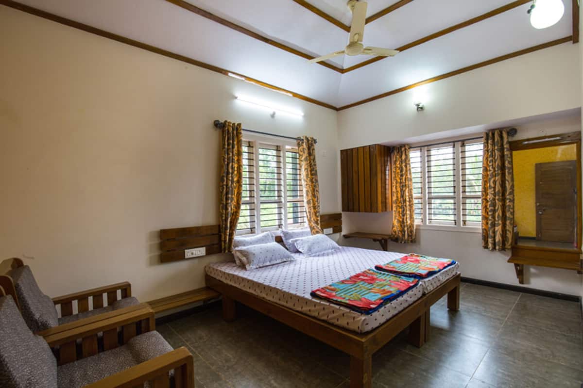 Comfort Room, 1 Queen Bed, Non Smoking | Desk, soundproofing, cribs/infant beds, rollaway beds
