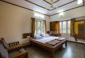Comfort Room, 1 Queen Bed, Non Smoking | Desk, soundproofing, cots/infant beds, rollaway beds - Matthuga (Siddapur)