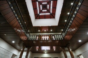 Una escalera de madera con techo de vidrio y barandillas de metal.