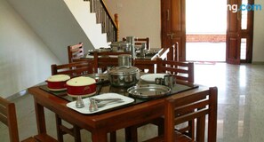 Petit déjeuner, déjeuner et dîner servis sur place