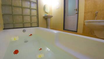 Luxury Cottage, 1 Queen Bed, Non Smoking | Bathroom amenities