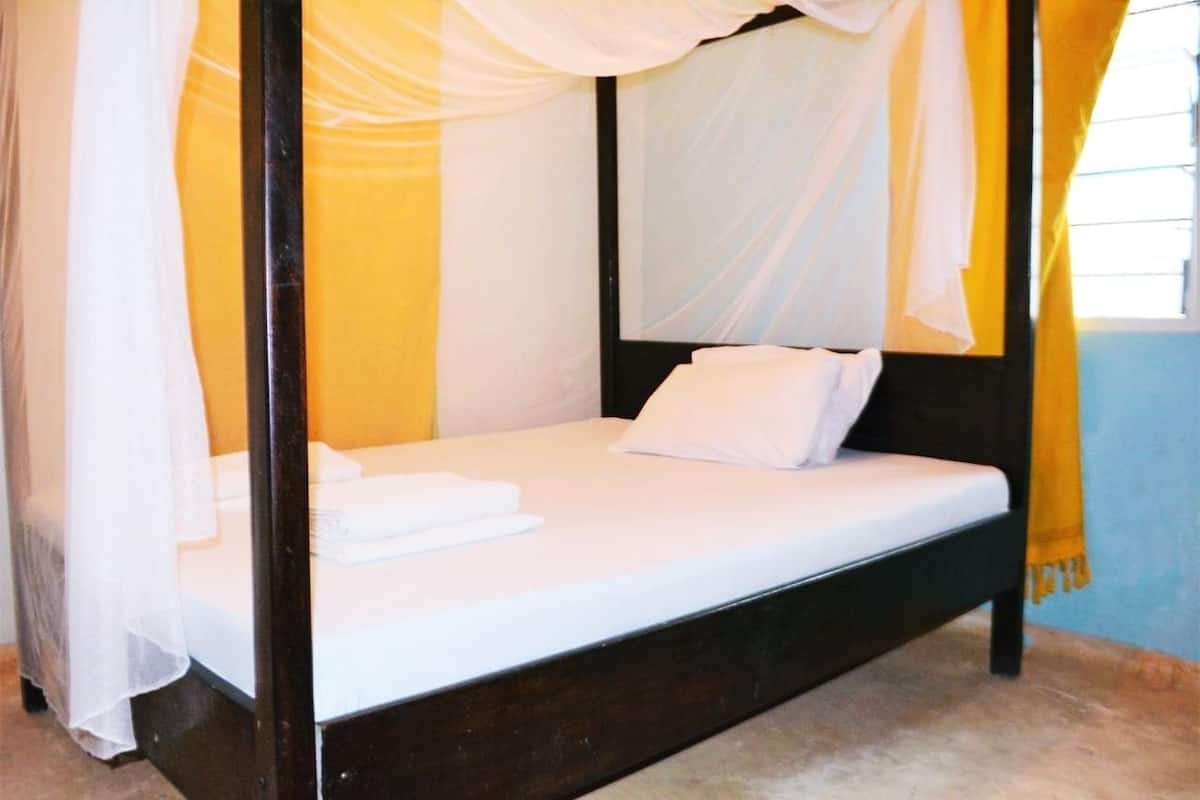 Double Room, Shared Bathroom | Iron/ironing board, free WiFi