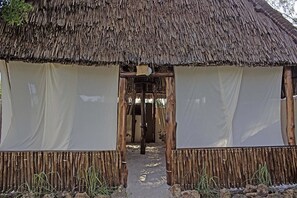 Asrama Umum Standar (Hammock beds) | Setrika/meja setrika dan Wi-Fi gratis