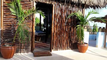 Habitación panorámica doble, 1 cama de matrimonio, baño compartido | Terraza o patio