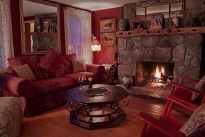 Smart TV, fireplace, books - Charming Vermont Farmhouse (Waitsfield)