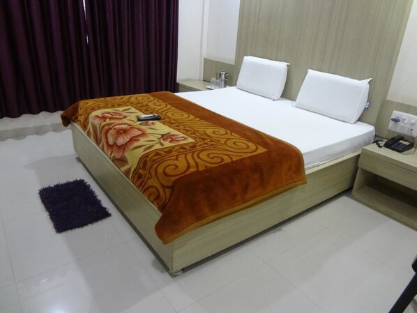 1 bedroom, individually decorated, individually furnished, desk