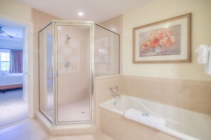 Combined shower/bathtub, hair dryer, towels, soap - "Awesome Disney Villa" Short drive to Disney World! (Kissimmee)