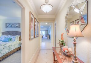 3 makuuhuonetta, tallelokero huoneessa, työpöytä, silitysrauta/-lauta