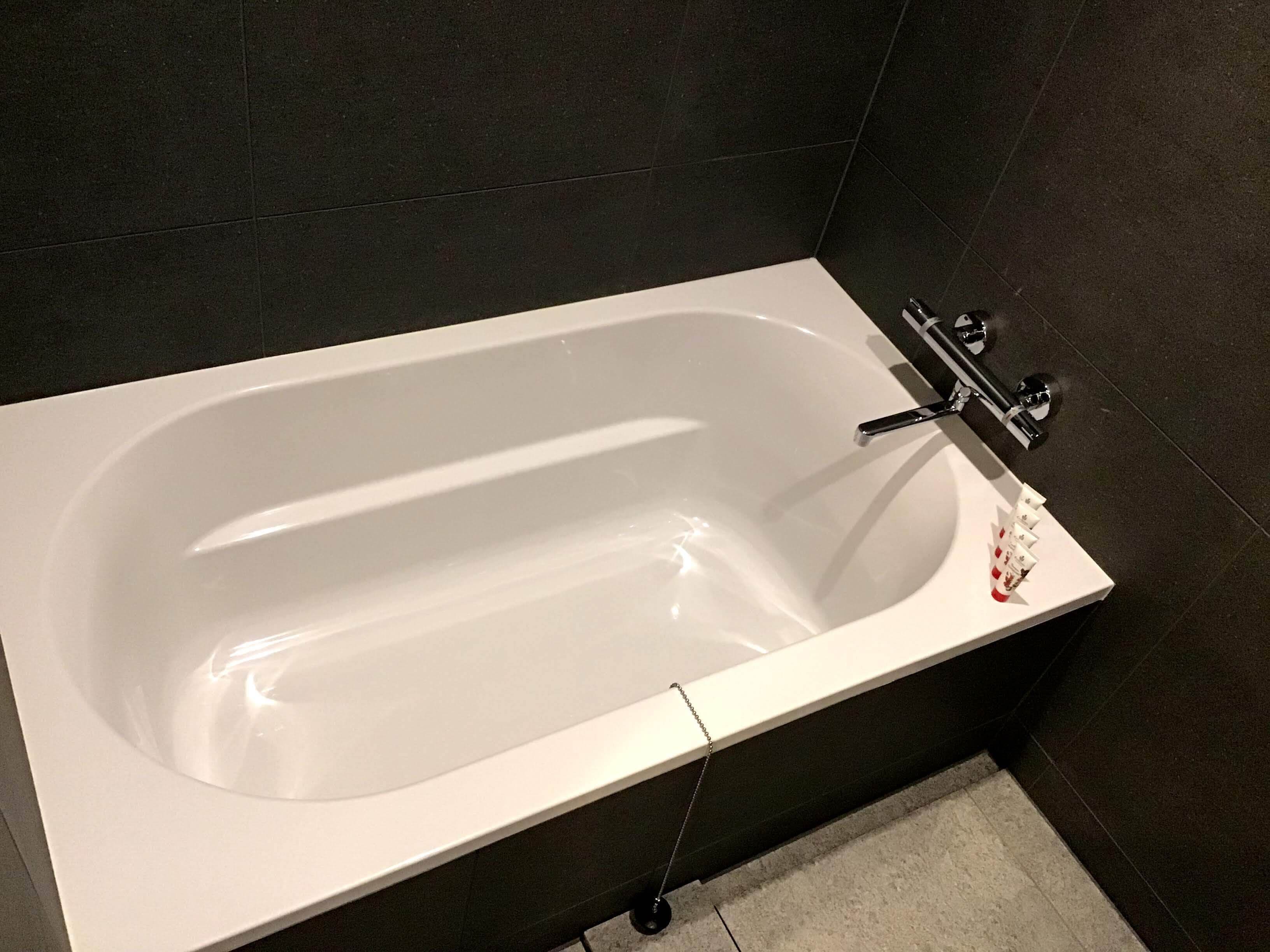 combined shower/bathtub, free toiletries, hair dryer, slippers