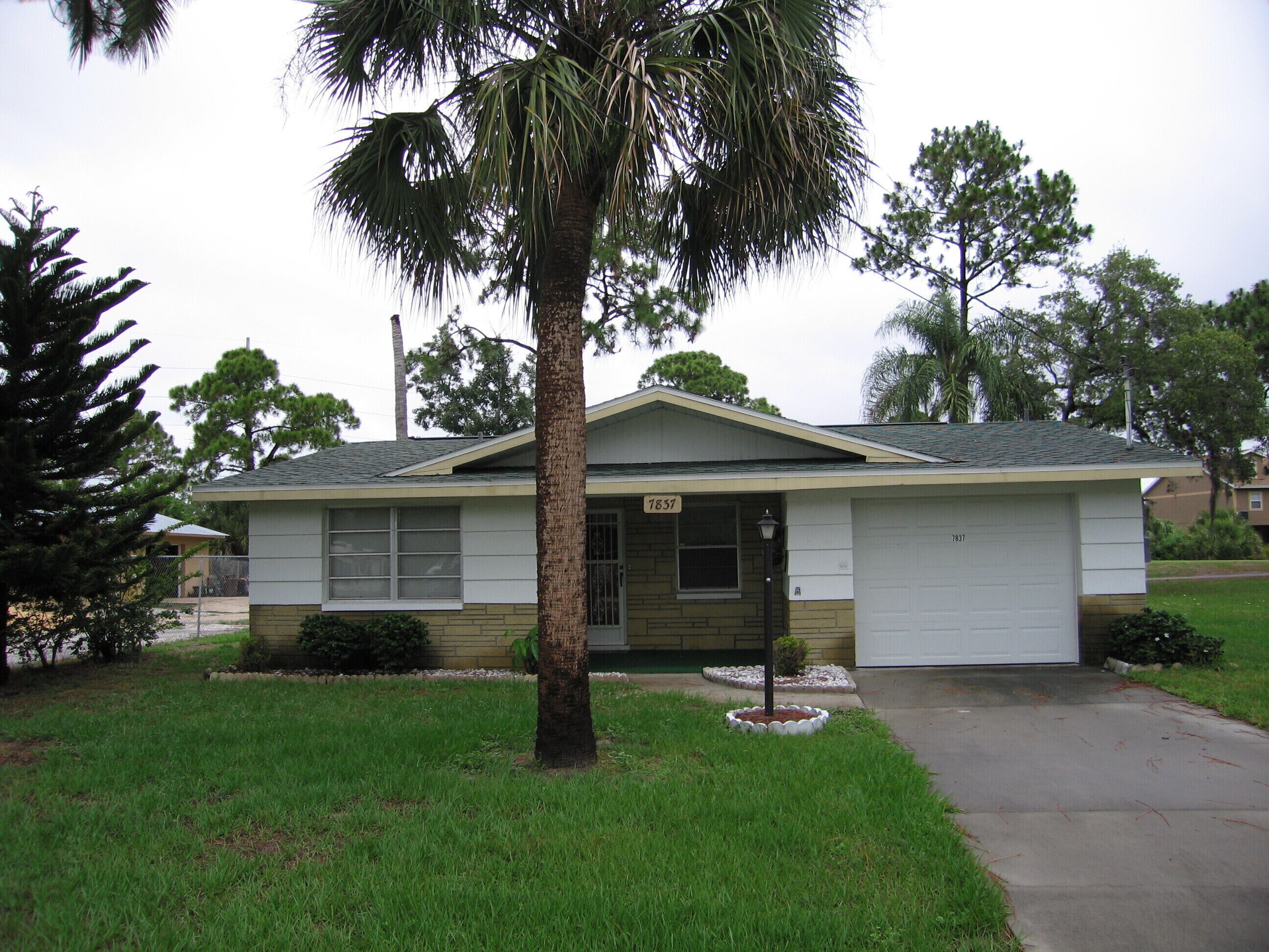 2 Bedroom House, 1 Car Garage, 1 Bath Seasonal Rental