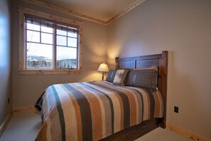 2 bedrooms, iron/ironing board, travel cot, free WiFi