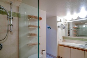 Douche, sèche-cheveux, serviettes fournies, shampoing