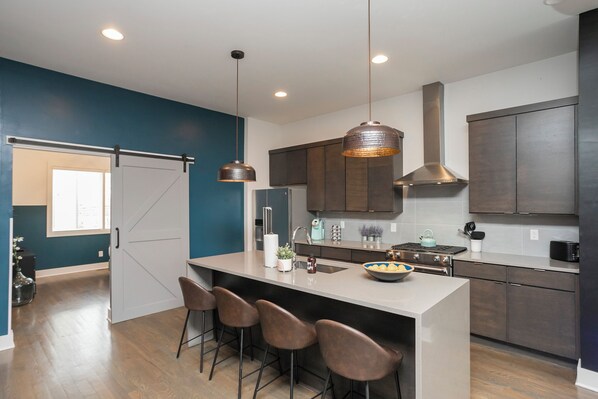 Fridge, microwave, oven, stovetop - 🏙️ Views 🌆 from Spectacular Rooftop | 🔥Fire Pit | Bach Groups!💃🏼🕺🏼 (Nashville)