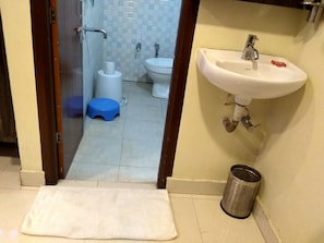 Shower, rainfall showerhead, free toiletries, towels