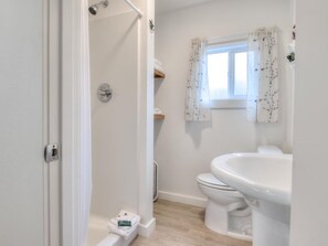Shower, towels - W7 - Minke - Whale Inn (Depoe Bay)