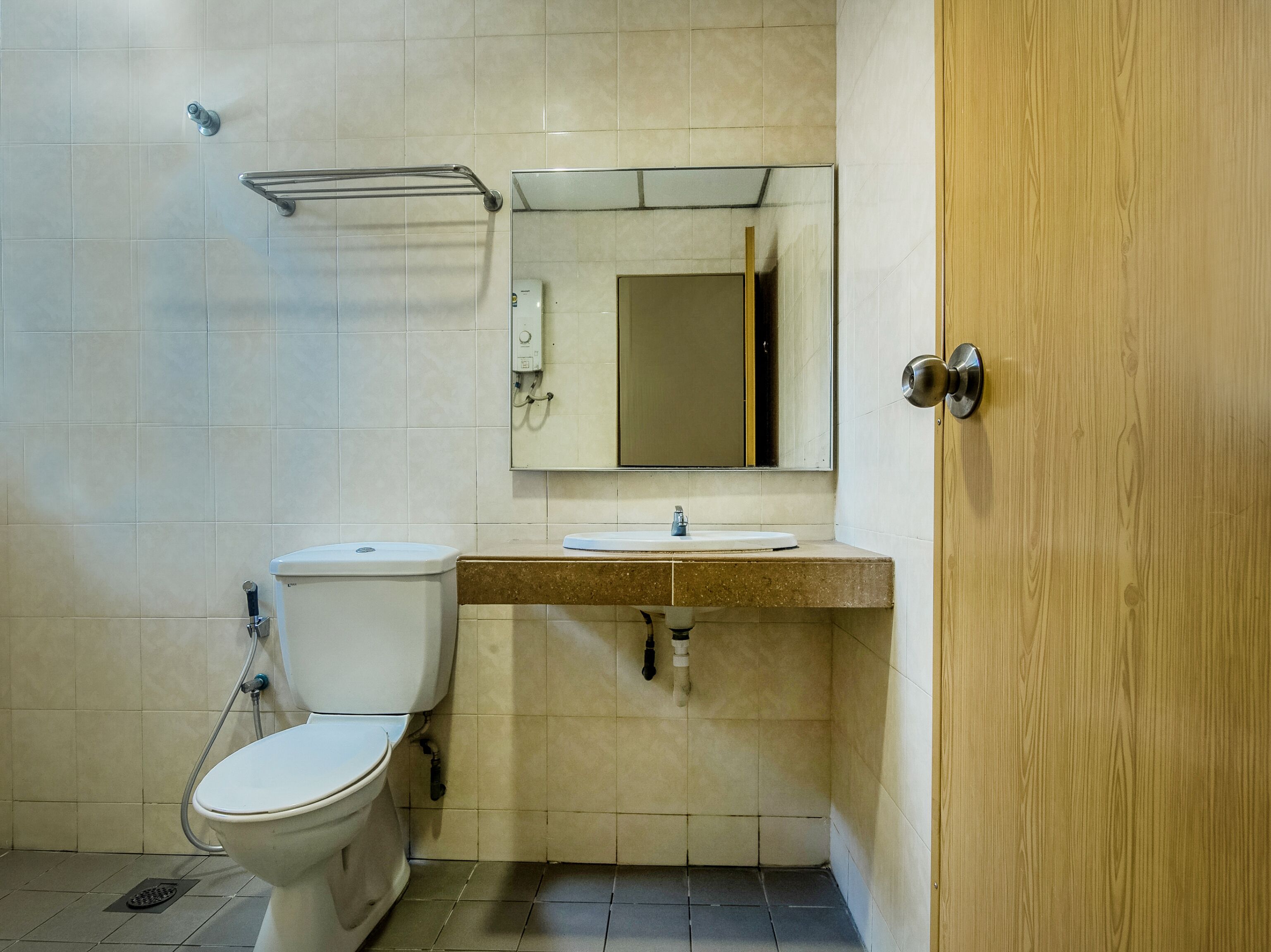 Habitación doble estándar | Baño | Regadera, amenidades de baño gratuitas, bidet, toallas 