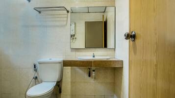 Standard Tek Büyük Yataklı Oda | Banyo | Duş, ücretsiz banyo/kozmetik ürünleri, bide, havlu