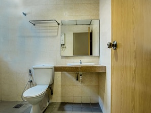 Standard Double Room | Bathroom | Shower, free toiletries, bidet, towels - Super OYO 828 Comfort Hotel Shah Alam (Shah Alam)