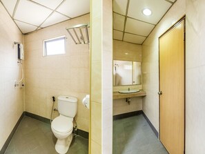 Suite superior | Baño | Regadera, amenidades de baño gratuitas, bidet, toallas 