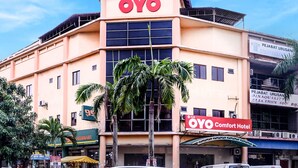 A building with a sign reading "OYO Comfort Hotel" and "PEJABAT URUSAN ENGINEERING". - Super OYO 828 Comfort Hotel Shah Alam (Shah Alam)