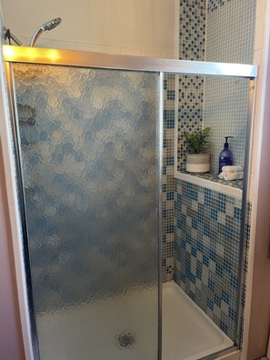 Douche, séchoir à cheveux, serviettes fournies, savon
