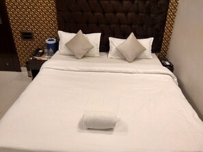 Habitación, 1 cama doble, accesible para personas con discapacidad, vistas a la ciudad | 1 dormitorio, ropa de cama de alta calidad, colchones viscoelásticos