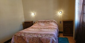 1 habitación, tabla de planchar con plancha, wifi gratis y ropa de cama 