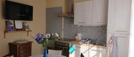 Kjøleskap, mikrobølgeovn, ovn og kokeplater