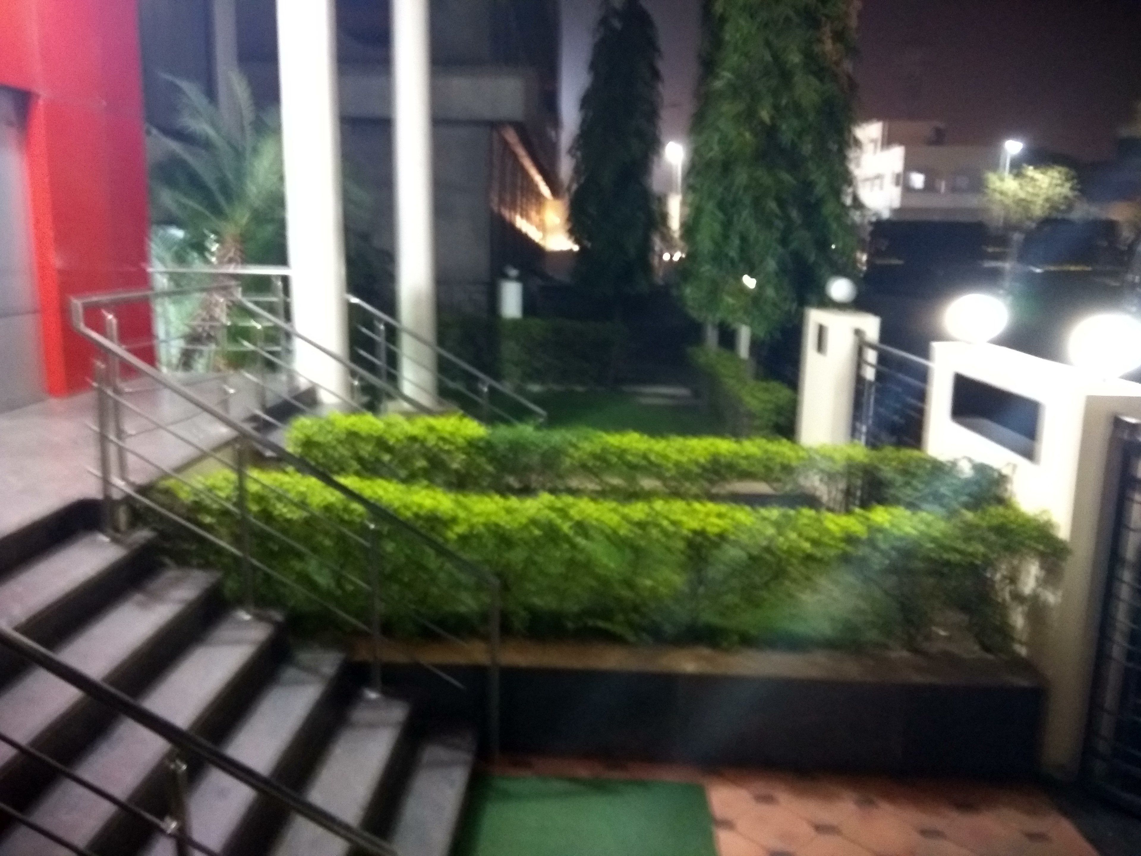 Una escalera conduce a una entrada cerrada con un felpudo verde al pie.
