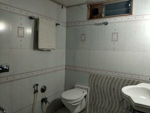 Habitación Deluxe doble, 1 cama doble, fumadores, vistas a la ciudad | Baño | Ducha y cabezal de ducha tipo lluvia