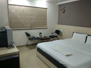 Habitación Deluxe doble, 1 cama doble, fumadores, vistas a la ciudad | 1 dormitorio, sábanas de algodón egipcio, ropa de cama de alta calidad