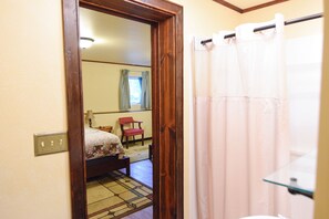 2 bedrooms, free WiFi, bed sheets, wheelchair access