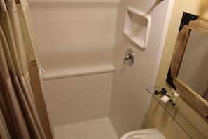 Shower, hair dryer, towels, soap - Sleeps 6. Suite - historical home (Seward)